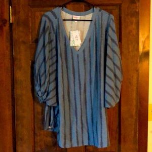 Lularoe Renee style top💜